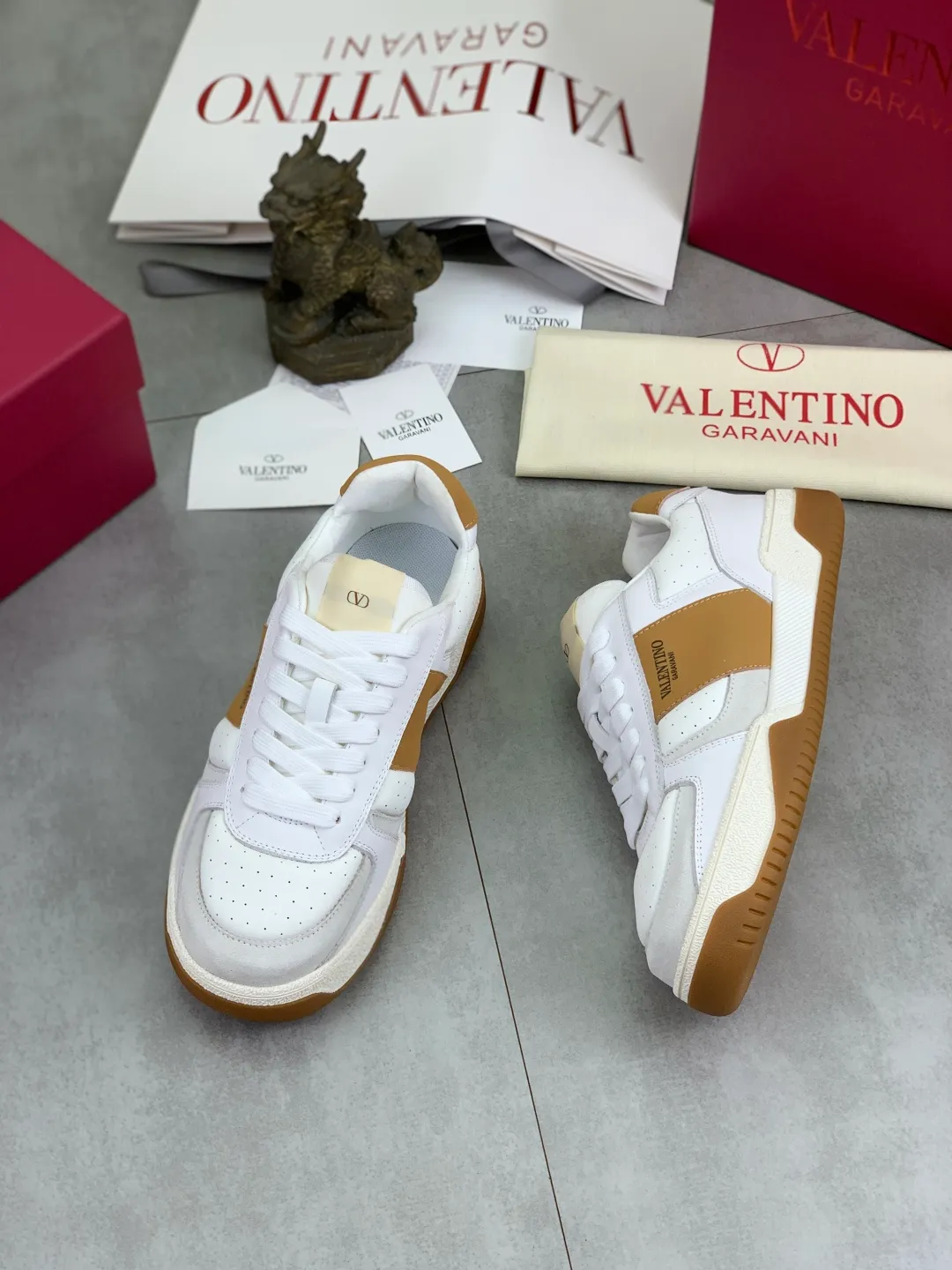Men's men's shoes 💰P600 New model Latest Valentino Valentino V family new casual young fashion trend sports shoes Full of vitality No age limit Very light and comfortable on the feet Packaging Original purchase and development Production of goods Various color combinations are eye-catching Activate the charming sunny boy Shoe design combines coolness with daily style Full of street style Multi-color options!   Fabric: original material splicing/first-layer cowhide Lining: imported cowhide/original logo sweat-absorbent and breathable foot pad Outsole: TPU foam lightweight material outsole Brand injection insole Code number: 38-46 Full set of packaging Color: 3️⃣ colors available